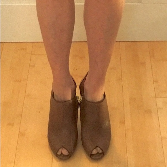 LOUIS VUITTON RUNWAY LIGHT BROWN FAUX CROC OPEN-TOE “CYPRESS” BOOTIE - Picture 11 of 12